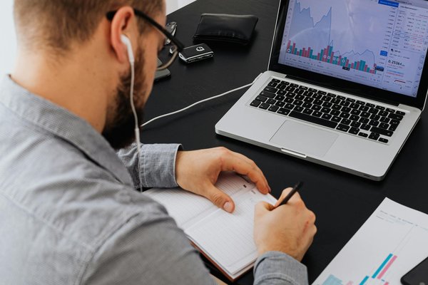 Découvrez comment le machine learning révolutionne l"analyse prédictive des ventes : Avantages clés à savoir !